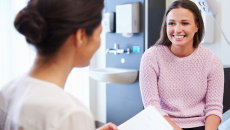 Woman speaking with a midwife